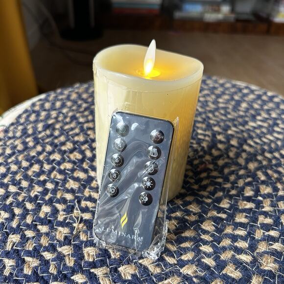 Luminara 3" x 4.5" Flameless Pillar & Wreath Centerpiece White Berries85 - Picture 7 of 11